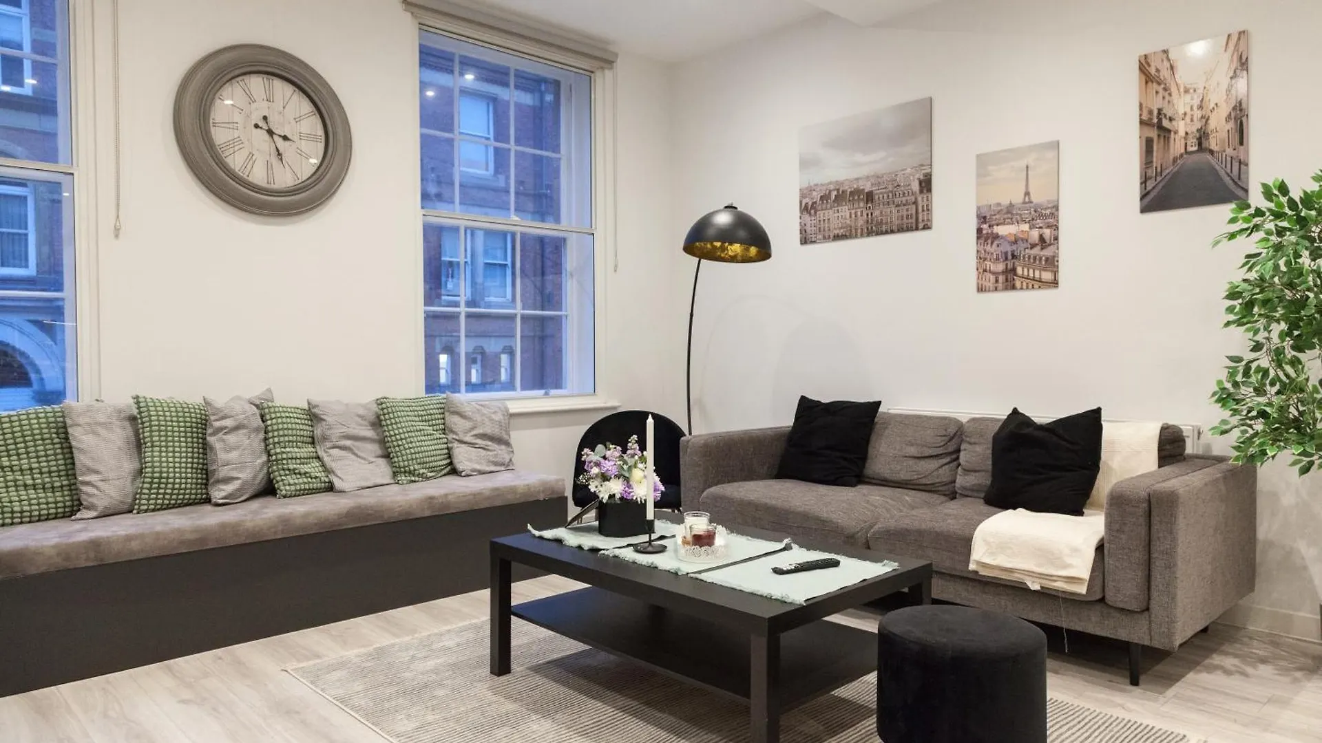 Grand Central Flat - Perfect For Families - Contractors - Professionals - Long Stay Rates Available Leeds  Leeds (West Yorkshire)