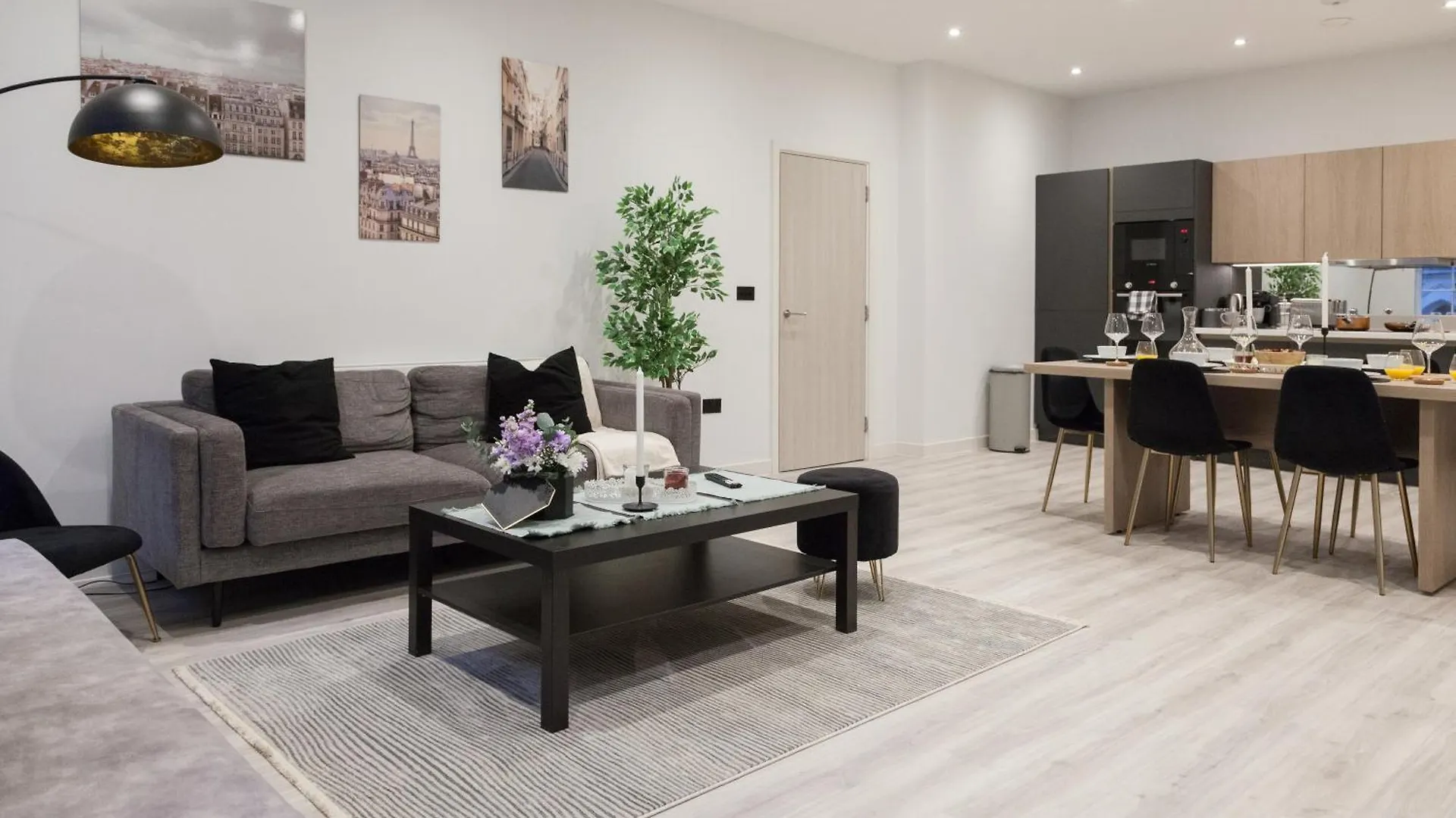 Grand Central Flat - Perfect For Families - Contractors - Professionals - Long Stay Rates Available Leeds  Leeds (West Yorkshire)