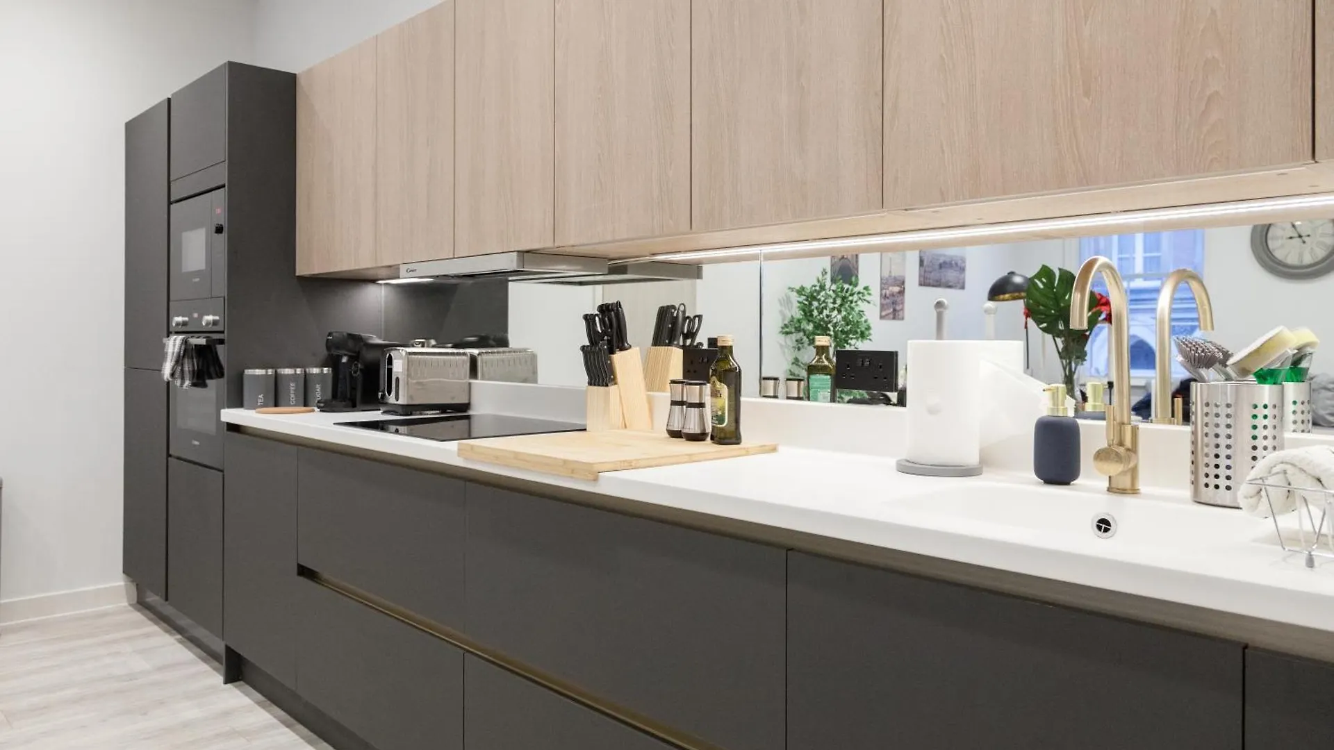 Grand Central Flat - Perfect For Families - Contractors - Professionals - Long Stay Rates Available Leeds  Leeds (West Yorkshire)