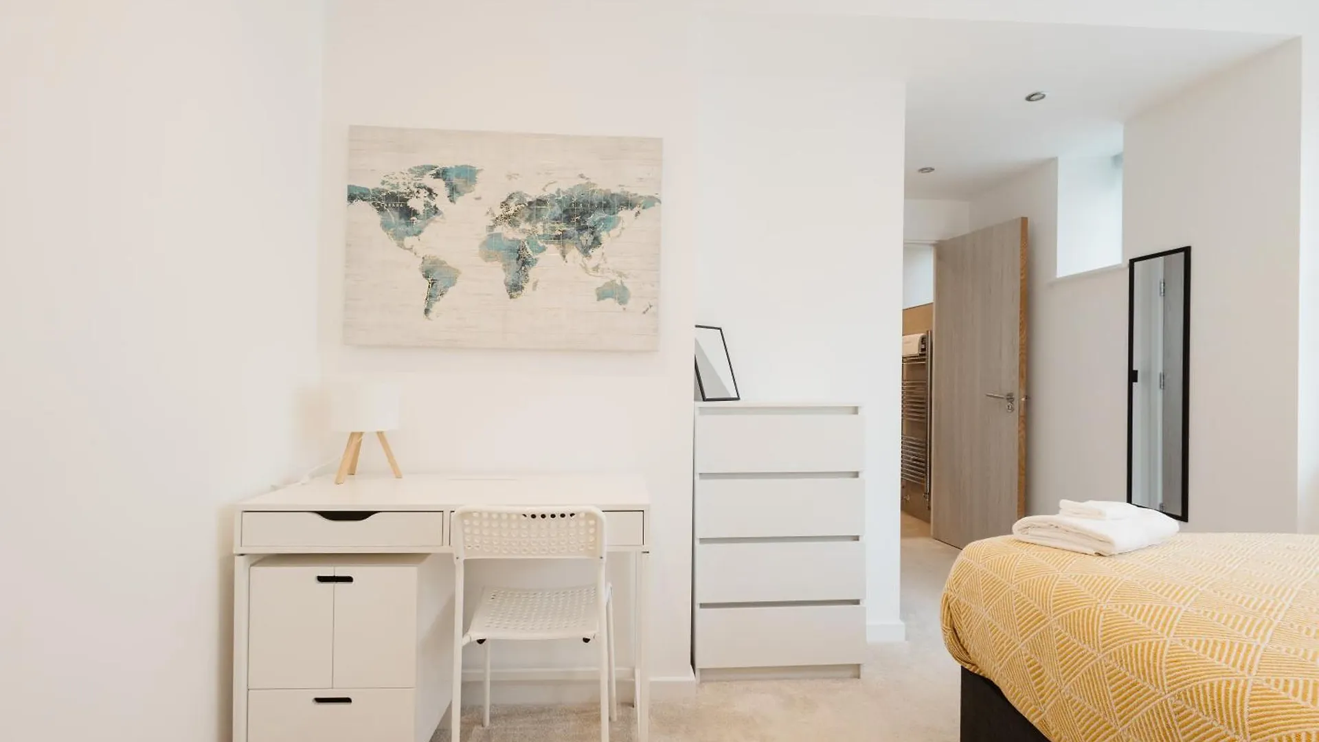 Grand Central Flat - Perfect For Families - Contractors - Professionals - Long Stay Rates Available Leeds  Leeds (West Yorkshire)